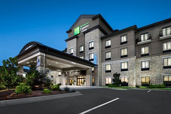 An exterior photo of the Holiday Inn Express & Suites of Conway.